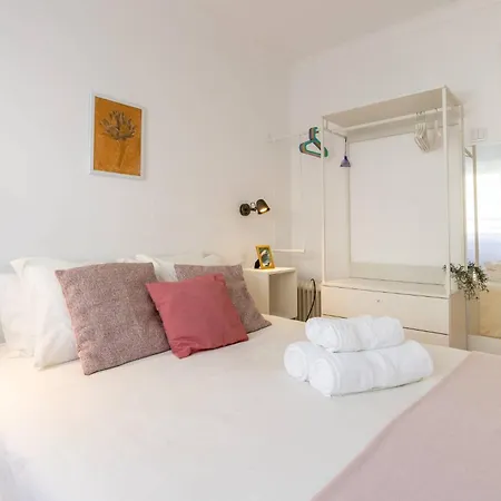 Bright 2 Bedroom With Ac Parking And Metro Apartamento Lisboa