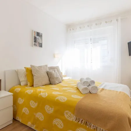 Serene 2-bedroom Flat With Garden View In Benfica Appartamento