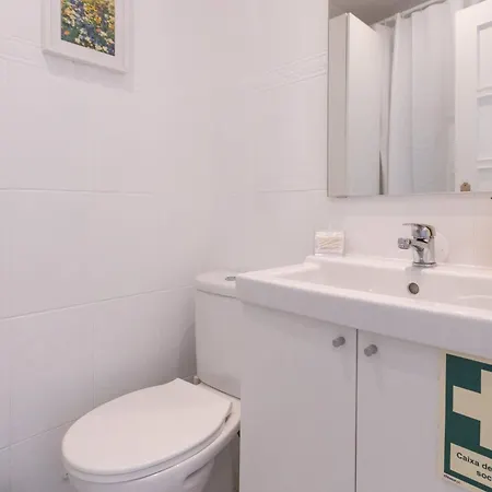 Serene 2-bedroom Flat With Garden View In Benfica Appartamento