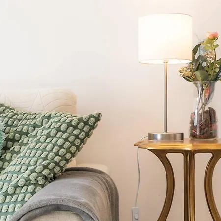 Serene 2-bedroom Flat With Garden View In Benfica Lisbona