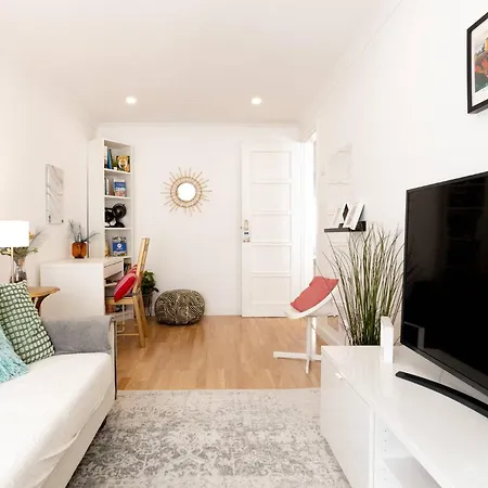 Serene 2-bedroom Flat With Garden View In Benfica Appartamento